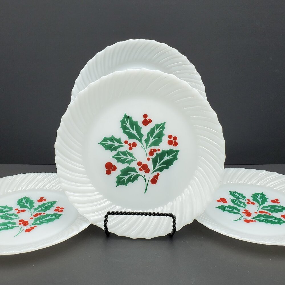 Termocrisa Holly Berry White Milk Glass Christmas Luncheon Salad Plates 8.75"
